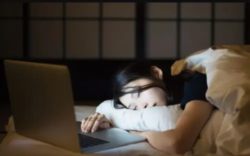 Ngủ ngày cày đêm ảnh hưởng thế nào đến sức khỏe?