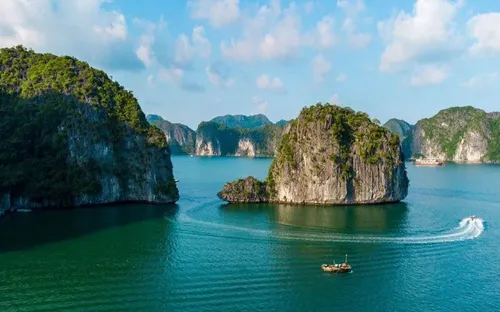 Vịnh Hạ Long – Viên ngọc xanh của đất trời