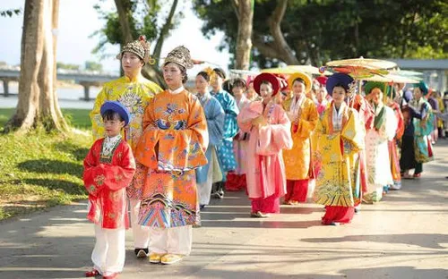 Lan tỏa tình yêu di sản: Khi cổ phục Việt “chạm” vào hơi thở đương đại