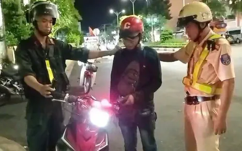 Giả danh Cảnh sát hình sự chặn xe người đi đường để vòi tiền, thanh niên bị CSGT bắt giữ