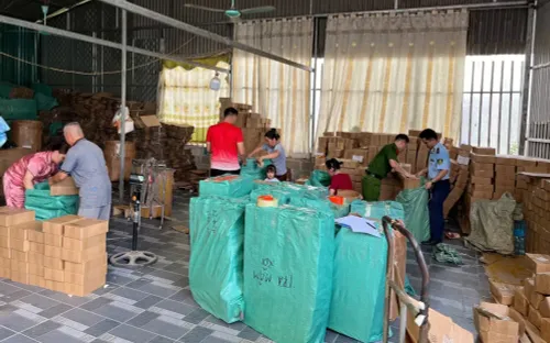 Khởi tố cơ sở sản xuất trà giả quy mô lớn, thu giữ hơn 4.600 gói thành phẩm và hơn 1,1 tấn nguyên liệu