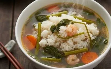 Ăn cơm khô hay cơm chan canh: Cách nào tốt hơn cho sức khỏe?