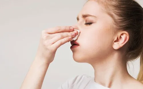 Gỉ mũi khô, cứng gây khó chịu: Chuyên gia hướng dẫn cách xử lý an toàn tại nhà