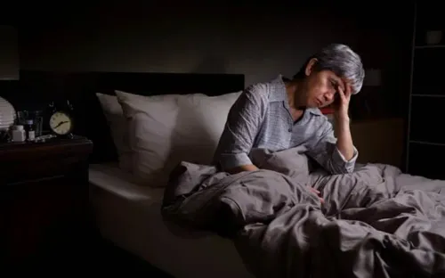 Vì sao nhiều người bước vào tuổi trung niên thường xuyên mất ngủ?