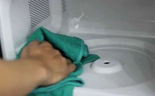 Lò vi sóng có mùi khó chịu? 8 cách khử mùi đơn giản, an toàn ai cũng có thể áp dụng