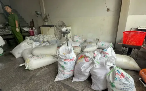Phát hiện hơn 2 tấn mỡ, da động vật không rõ nguồn gốc tại cơ sở chế biến thực phẩm ở Gia Lai