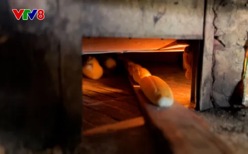 Khám phá lò bánh mỳ củi hơn 30 năm giữ lửa giữa lòng đô thị