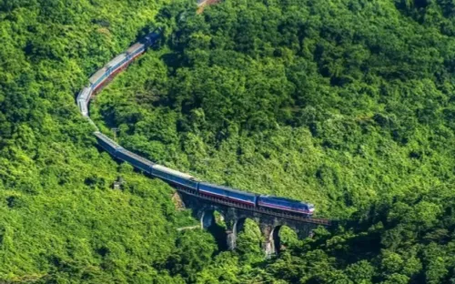 Báo Mỹ xếp tàu Thống Nhất của Việt Nam vào nhóm hành trình đường sắt đẹp nhất thế giới