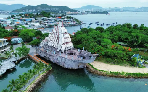 Khám phá thủy cung trong con tàu "hóa thạch" độc đáo giữa vịnh Nha Trang