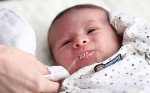 Phân biệt ọc sữa và nôn ở trẻ sơ sinh: Dấu hiệu cha mẹ không nên bỏ qua