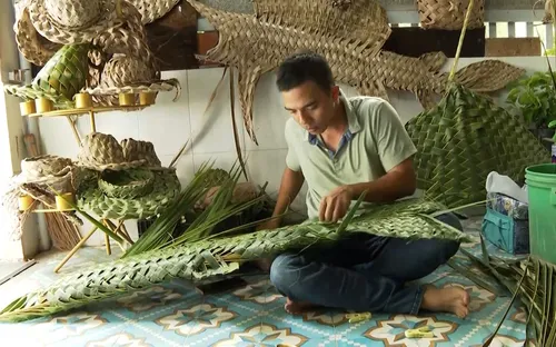 Người tạo hình cho lá dừa