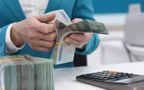 Lãi suất tiết kiệm tăng nhiệt, ngân hàng tung nhiều ưu đãi và chứng chỉ tiền gửi để hút dòng vốn