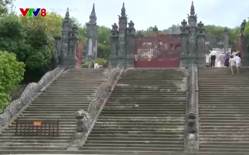 Khi trang phục “lạc nhịp” với không gian di sản
