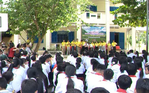 Mang niềm vui đến học sinh vùng khó khăn trước thềm năm học mới