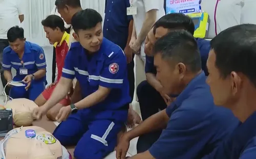 Huấn luyện cấp cứu viên không chuyên tại điểm lắp máy khử rung tim tự động