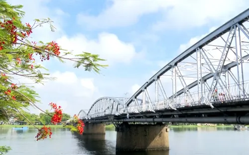 Cầu Trường Tiền được phủ màu nhũ bạc dần hoàn thiện