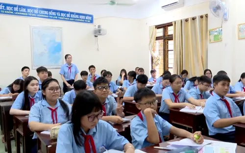 Nghịch lý bàn ghế học đường và bài toán phát triển tầm vóc quốc gia