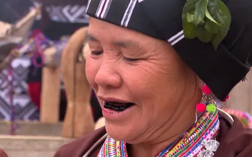 Nhuộm răng đen - nét duyên thầm của phụ nữ Lự