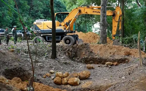 TP. Huế: Khảo sát khu vực nghi có hố chôn tập thể hài cốt liệt sĩ tại đèo Hải Vân 