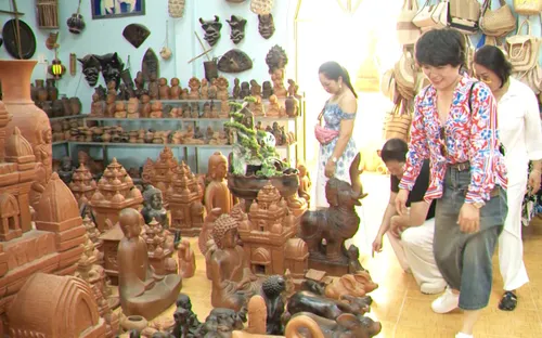 Làng gốm Chăm Bàu Trúc phát triển sinh kế từ du lịch làng nghề