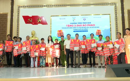 Cục CSGT trao tặng áo phao vùng lũ Đại Lộc, TP. Đà Nẵng