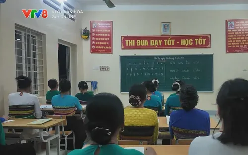 Già làng, trưởng bản đồng hành xoá mù chữ vùng cao