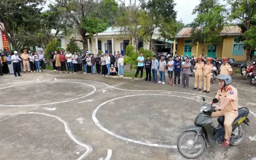 Đưa kiến thức ATGT đến đồng bào vùng biên