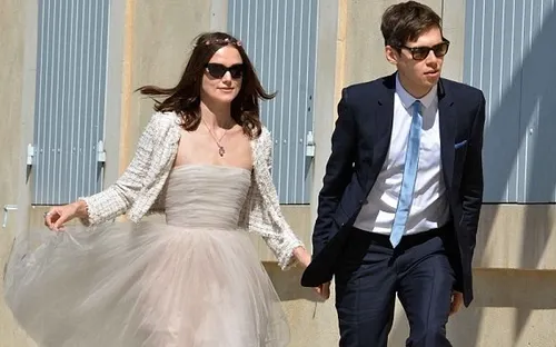 Keira Knightley tung tăng váy ngắn, giày bệt trong ngày cưới