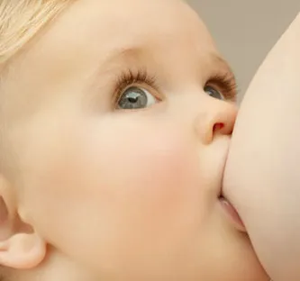 Bé bú đêm dễ sâu răng