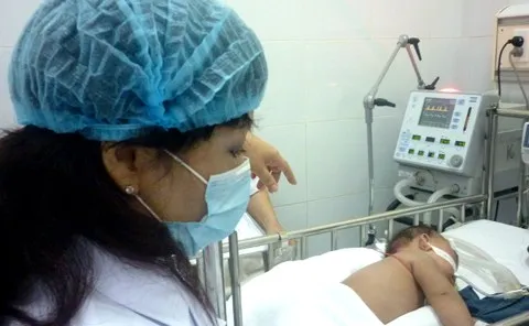 Nghi con mắc sởi, nên đi viện hay ở nhà?