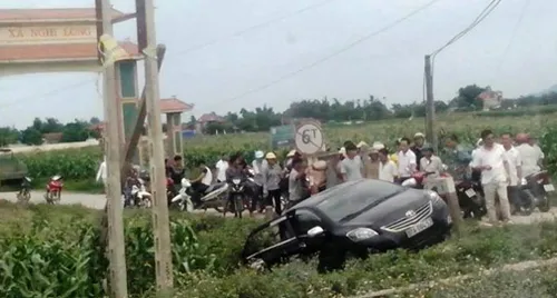 Tàu hỏa húc văng ô tô, 3 người thoát chết