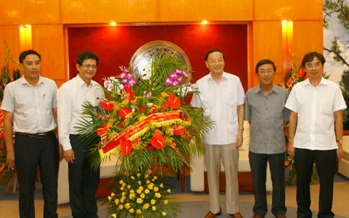 Đồng chí Tô Huy Rứa chúc mừng cán bộ, phóng viên VTV dịp 21/6