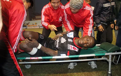 Cầu thủ ĐTLA bị đạp vào ngực phải húp nước cháo