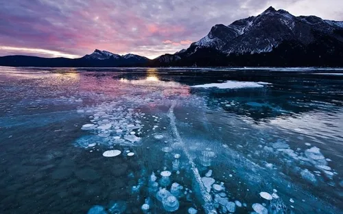 Nhìn thấu hồ nước đóng băng ở Canada