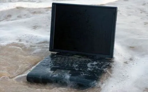 Làm gì khi máy tính xách tay bị ướt?