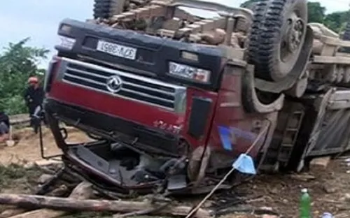 Xét xử sơ thẩm vụ lật  xe gỗ tại Nghệ An