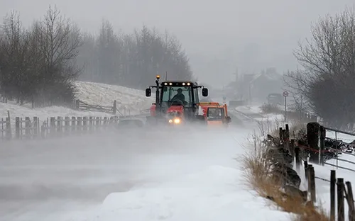 Thời tiết xấu tại Anh gây khó khăn cho người dân