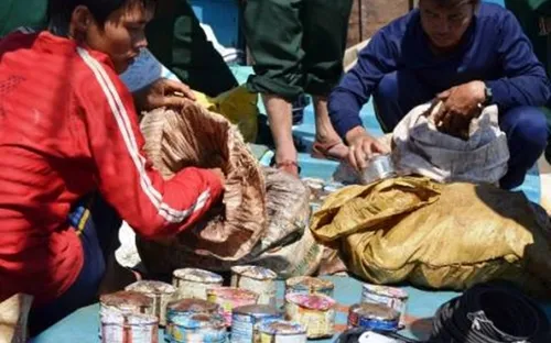 Bắt giữ tàu khai thác hải sản trái phép bằng thuốc nổ 