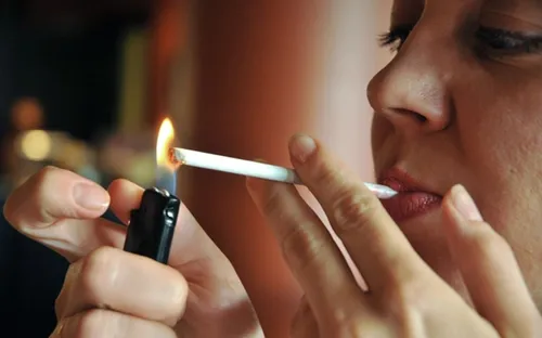 Cấm hút thuốc nơi công cộng tại Nga: Liệu có khả thi?