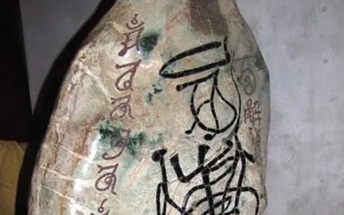 Yêu cầu di dời hòn đá lạ ra khỏi Đền Hùng