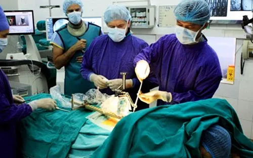 Robot định vị - Bước tiến mới trong phẫu thuật cột sống ở VN