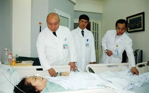 Điều trị xẹp đốt sống bằng "bơm xi măng qua bóng"