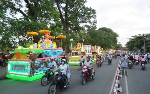 Tưng bừng lễ diễu hành xe hoa mừng Đại lễ Phật đản