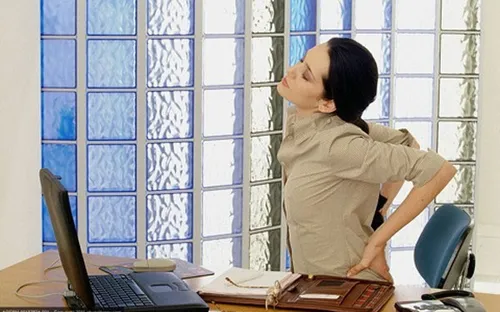 4 thói quen hàng ngày là "thủ phạm" khiến bạn đau lưng
