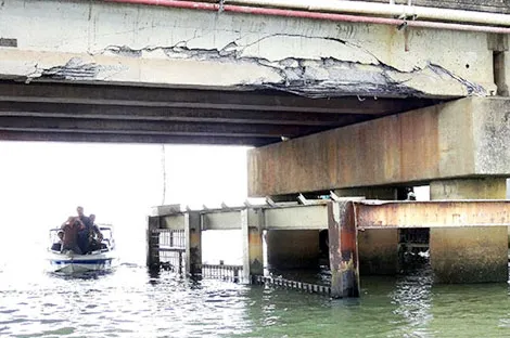 Xà lan đâm vào cầu Hóa An: Cấm mọi phương tiện lưu thông trên cầu từ 2/5