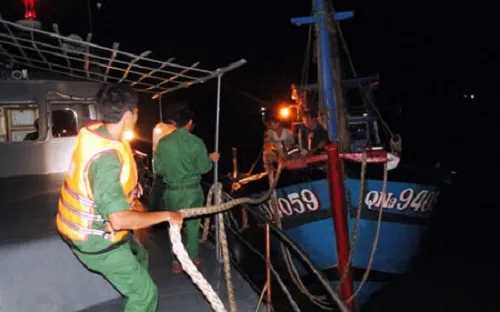 Cứu thành công 8 ngư dân gặp nạn ở biển Cửa Đại