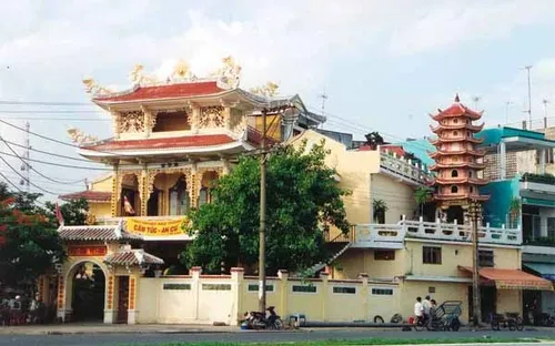 Lãnh đạo TP Cần Thơ thăm, tặng quà các chùa trên địa bàn