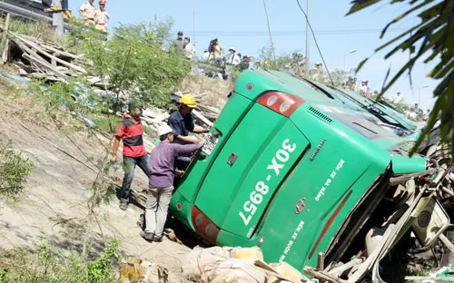 Giám định kỹ thuật xe khách gặp nạn tại Quảng Nam 