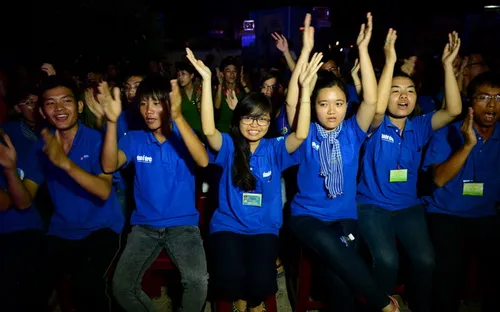 Ca sĩ Vietnam Idol 2013 ra Lý Sơn tiếp sức ngư dân