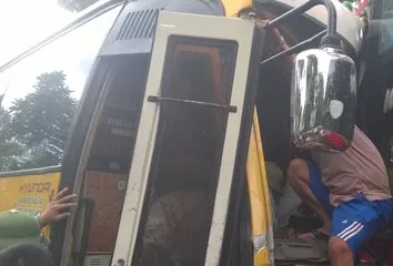 Hai xe khách đối đầu, tài xế mắc kẹt nhiều giờ trên ghế lái